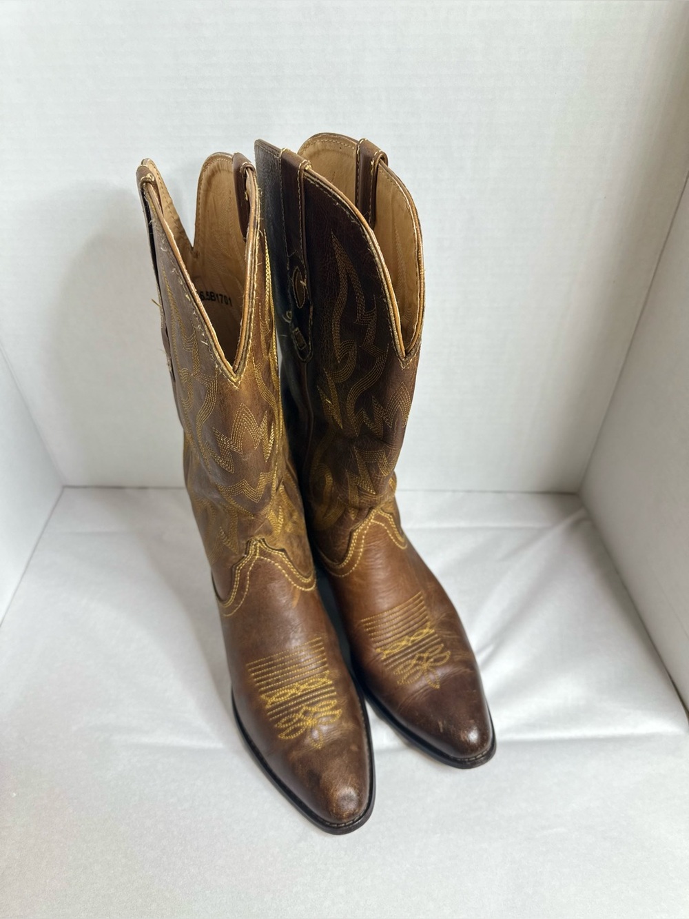 Nocona distressed embroidered 6.5 boots